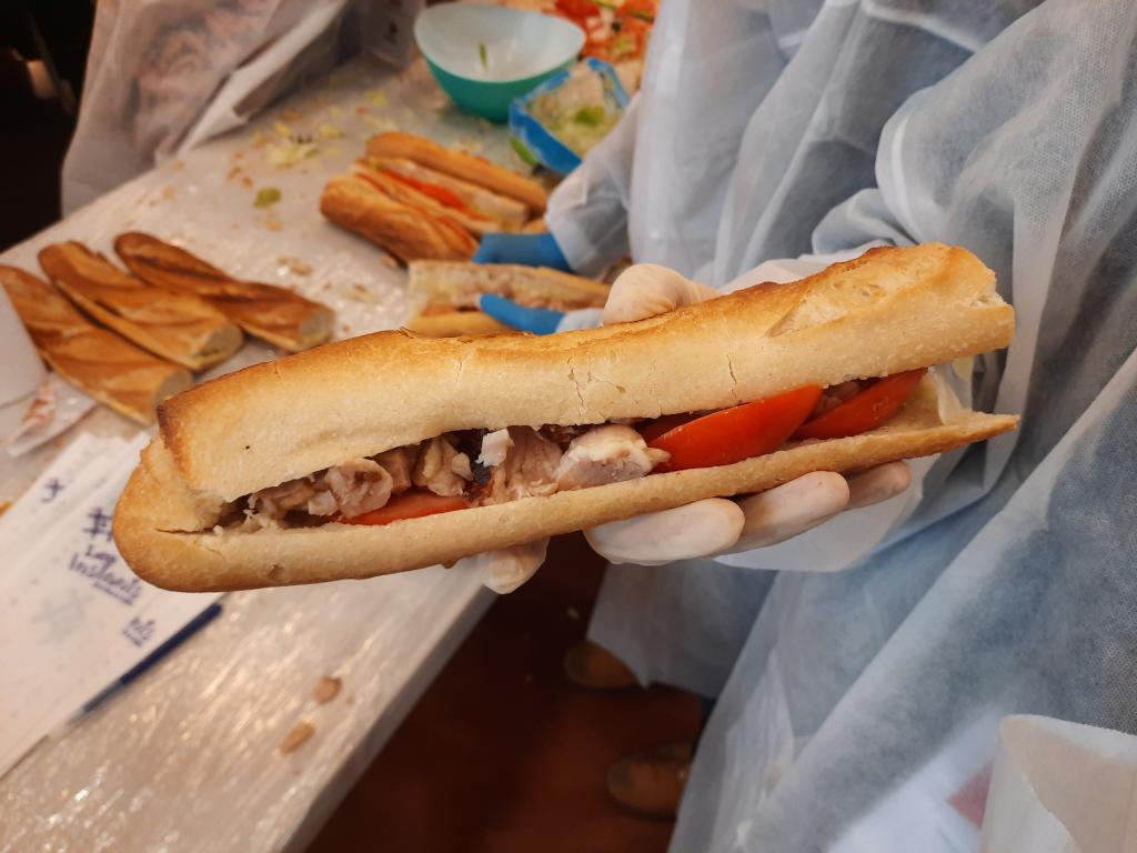 Photo gros plan d'un sandwich au poulet - Jonetsu 07th