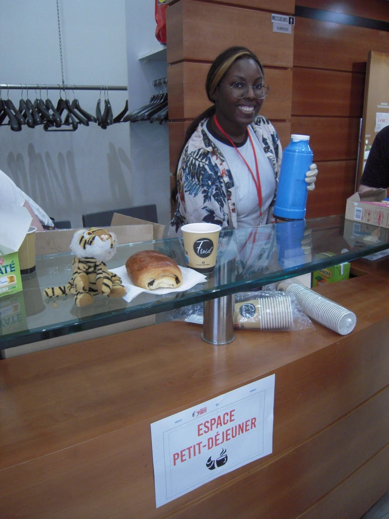 Mytsu tenant la partie espace petit-déjeuner - Jonetsu 7th